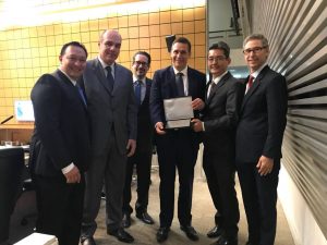 Dep. Fernando Capez (centro) entrega placa de homenagem à Regional São Paulo