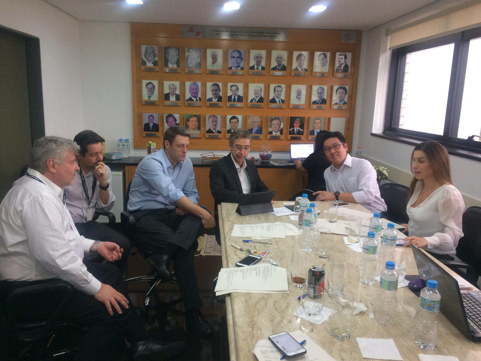 Eugenio Gonzalez Cação, André Cervantes Garcia Rodrigues, Eduardo Montag, Elvio Bueno Garcia, Carlos Koji Ishizuka e Telma Abdo de Oliveira na reunião que definiu a grade científica da Jornada Paulista de Cirurgia Plástica