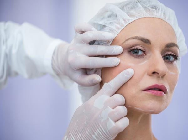 segurança e eficácia do enxerto de gordura em lifting facial