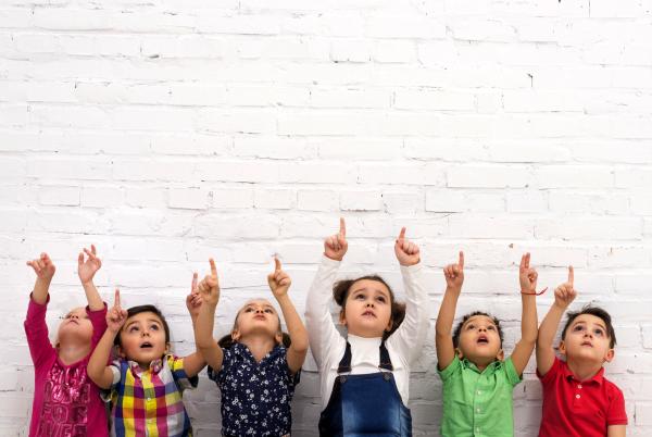 group-children-pointing